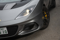 フロントパネルに設けられた、エアブレードを備えた大型カーボンファイバー製ダクト。前輪まわりの空気を効率よく流し、タービュランスやドラッグの低減に寄与する。