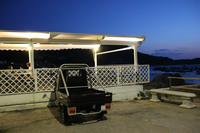 夜のビーチで。これは、14歳から原付き免許で乗れることを背景にレジャーユースを当て込んだ若者向け仕様「アペ クロス」である。