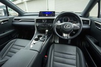 「RX200t “Fスポーツ”」のインテリア。“Fスポーツ”専用デザインのシートは、高いホールド性がうたわれる。