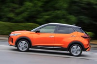 「キックス」の最低地上高は170mm。コンパクトハッチバック「ノートe-POWER X」(FF車)の130mmよりも40mm高い。