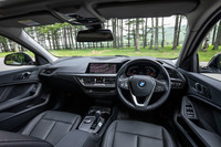 日本に導入される「1シリーズ」は右ハンドル仕様のみの設定。試乗車には、オプションの「iDriveナビゲーションパッケージ」が装備されており、メーターパネルとセンターディスプレイの液晶画面が10.25インチサイズとなる。
