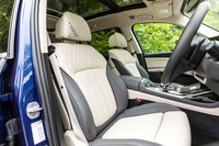 今回の試乗車のシート表皮はアイボリーホワイトとアトラスグレーのフルレザーメリノ。ヘッドレストのひし形はオプションで加えられる。