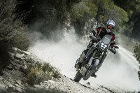 サスペンションのストロークは前が210mm、後ろが200mm。最低地上高は240mmを確保している。