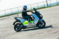 ボディーサイズ:全長×全幅×全高=2190×947×1255mm
ホイールベース:1610mm
重量:275kg
モーター:永久磁石式同期電動機
最高出力:48ps(35kW)/4650rpm
最大トルク:72Nm(7.3kgm)/0-4650rpm
価格:148万7500円