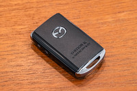 新開発された「8C」型ロータリーエンジンのローター曲面とアペックスシール部分の形状を再現したという「エディションR」専用のキーフォブ。