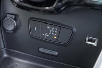 シフトパドルは用意されないが、シフトセレクターによってマニュアル変速が可能。