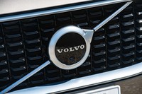 フロントグリル内のエンブレムがフラットなデザインに改められている。