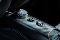 シフトセレクターは「D/M」と「R」のプッシュボタン式。写真の一番前にあるドライブモードセレクターは、これまでは各種機能がプリントされていたが、液晶表示式に変わっている。