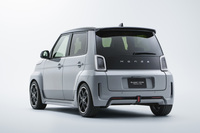 「スーパーONE プロトタイプ」のリアビュー。軽自動車「Nシリーズ」のプラットフォームを活用する。左右に張り出したブリスターフェンダーによってトレッドを広げたワイドなスタンスが特徴だ。