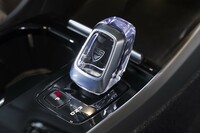 「XC40リチャージ アルティメット ツインモーター」のシフトセレクターはオレフォス製のクリスタルガラスだ。
