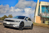 2022年2月に、日本の乗用車市場への再参入を発表したヒョンデ(旧ヒュンダイ)。今回試乗した100%電気自動車の「アイオニック5」(写真)と燃料電池自動車「ネッソ」で勝負をかける。