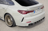 新デザインのリアディフューザーが備わる「B4 GTグランクーペ」のリアビュー。リアタイヤは265幅の「B3 GT」に対し、こちらはより太い285幅の「ピレリPゼロ」が採用されている。