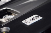 ひとりが1基のエンジンの組み立てをゼロから完成まで担当する“ワンマン・ワンエンジン”と呼ばれるAMGの伝統的な作業によって「M177」エンジンは作られている。