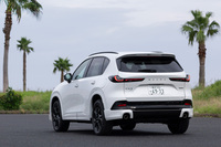 3代目となる新型「CX-5」は、「新世代エモーショナル・デイリーコンフォート」というコンセプトのもとに開発を実施。ユーザーの声に耳を傾け、先代よりサイズと車内空間を拡大し、機能・装備も強化するなど、スタンダードなミドルクラスSUVとして商品力を高めてきた。