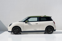 「MINIポール・スミスエディション」のサイドビュー。ポール・スミスのレタリングがボディー各所に採用される。