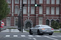 現行型のフロントアクスルは、先代比で135mm前方に移動。過去2代のモデルよりも“ロングノーズ・ショートデッキ”のスタイリングが強調されている。