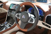 インテリアはBMWアルピナが独自に仕立てたもの。ハイパフォーマンスカーではあるがスポーティーなコーディネートばかりではなく、写真のように明るくクラシックな趣のものも用意されていた。
