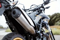 オフロードバイクという出自を感じさせるアップマフラー。エキゾーストパイプは低中回転域でのエンジンパフォーマンスを高める設計となっている。