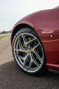 タイヤサイズは前が275/35R20(写真)で、後ろが315/35R20。