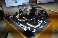 コンチネンタルのSDV向けソリューションの模型。カメラやレーダーなどのセンサー類からECU系まで、幅広いアイテムをそろえていることをアピールする展示となっていた。