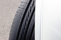 「アレンザLX100」のトレッドパターン。太い縦ミゾの間には、側管でつながれた側室(消音器)が設けられており、これにより高周波の共鳴音を減衰させることができるという。