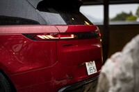 サイドパネルからテールゲートまで滑らかな曲線が続く。もはやバンパーと呼べる部分は残っていない。