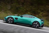 トルキーなターボエンジンを搭載する「ヴァンテージ」のMT車。極低回転域からでも、AT車のように加速してみせる。