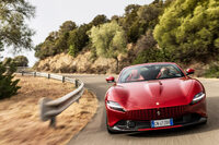 基本的な意匠をクーペから受け継ぐ「ローマ スパイダー」だが、ソフトトップを備えたオープンカーとして最適なエアロダイナミクスが得られるようボディーワークには手が加えられており、可動式リアスポイラーの制御も独自に調整されている。