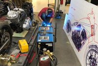 新型「チーフ」の開発に際しては、スケッチやCADの作業と並行して、1/1モデルを製作。カスタムメイドのモデルにも見られる、“昔ながらのバイクづくり”の方法でもって、車体のプロポーションやパーツ同士の位置関係、フレームの曲がり具合などを確かめていった。