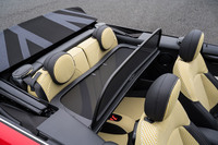 オープン時の風の巻き込みを軽減するウインドディフレクター。使わないときは、平らに畳んでトランクなどにしまっておける。