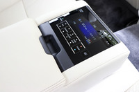 液晶パネル付きの後席アームレスト。オーディオやエアコンの操作ができる。