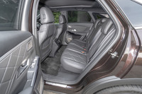 座面の厚さが印象的なリアシート。見た目の通りふんわりとした掛け心地が印象的だった。