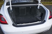 奥行きのあるトランクルーム。後席用クーラーボックスを装備する試乗車の場合、写真中央に見られるように、そのぶん荷室の空間は減少する。