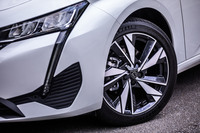 今回の試乗車は標準装備となる17インチホイールに、225/45R17サイズの「ミシュラン・プライマシー4」タイヤが組み合わされていた。