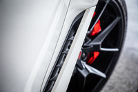 フロントフェンダー内に滞留する空気をボディーサイドに流し、圧力を軽減するフロントフェンダーアウトレットが装備される。