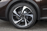 「グランシック」では20インチのタイヤ&ホイールが標準。ホイールは「トーキョー」と名付けられている。ちなみに「ソーシック」グレードでは「ブエノスアイレス」と呼ばれる18インチホイールが標準、オプションで19インチの「ジュネーブ」が設定されている。