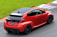 エントリーモデルの「RS」も、4WDモデルより大幅に軽い車重によってスポーティーな走りを披露。コーナーではスロットル操作で向きが変えられる。