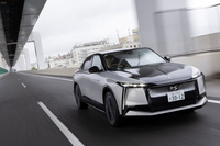 バッテリーは三元系リチウムイオン電池で、現行ステランティス車のなかでも最大の、97.2kWhの容量を実現。日本仕様はAC普通充電に加え、CHAdeMO規格の急速充電にも対応している。最大充電能力は、本国仕様では160kW。日本では充電器側の性能もあって、130kW程度と見込まれている。