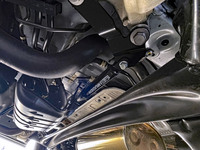 前後のボディー底部に装着されるパフォーマンスダンパー。車体の振動吸収に効果があるほか、車体の余計な動きを排除することで旋回時の頭の入りをよくし、修正舵を減らす効果もあるとのことだ。