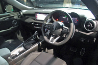 ダッシュボード中央にさまざまな車載機能を直感的に操作できる10.25インチのタッチスクリーンを設置。メーターには12.3インチの大型デジタルクラスターメーターが採用される。