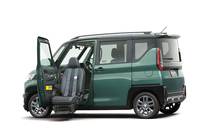 今回の「リミテッドエディション」をベースとした「助手席ムービングシート仕様車」も設定される。