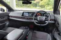 インテリアはブラックを基調に赤のアクセントをあしらったいかにもスポーツカーらしいコーディネート。ウッド調パネルの表面もわざわざブラックに変更している。