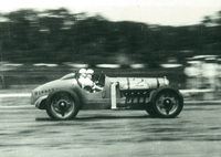 多摩川スピードウェイを走る「カーチス号」。当時のレースではメカニックが同乗した。