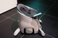 駆動には前進・後進・並進が行える全方位移動駆動機構「ホンダ・オムニトラクションドライブシステム」を採用。最高速度は6km/hだが、走行速度を4.5km/h、3km/h、1.5km/hに設定できる。