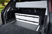 テールゲートは「レンジローバー」の伝統にのっとり上下2分割式が採用される。後席を使用した際の荷室容量は818リッター、後席を倒した状態では同1841リッターとなる。フロア床面には、格納式のグローサリーバックホルダー(写真)が組み込まれていた。