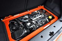 0.9リッター直3ターボエンジンはラゲッジルームのフロアを取り外すと現れる。109psと170Nmを生み出す。