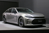 車体の各部がブラックでコーディネートされる「ブラックパッケージ」の装着車。同オプションを選択すると、ホイールも19インチから20インチにサイズアップする。