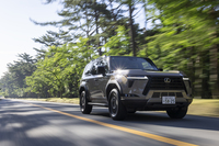 最大渡河性能700mm、アプローチアングル26度、デパーチャーアングル23度などの優れた指標を持っているが、残念ながら今回はオンロードでの試乗に終始。また舞台を変えて試してみたい。