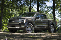フォードのベストセラーピックアップトラック「F-150」。最新モデルは2020年に発表された14代目で、V6およびV8エンジン搭載車のほか、「F-150ライトニング」と呼ばれる電気自動車もラインナップしている。
