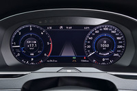 「フォルクスワーゲン・パサート」には、車線からの逸脱や車線変更時の衝突事故を防ぐ安全機能が標準装備される。